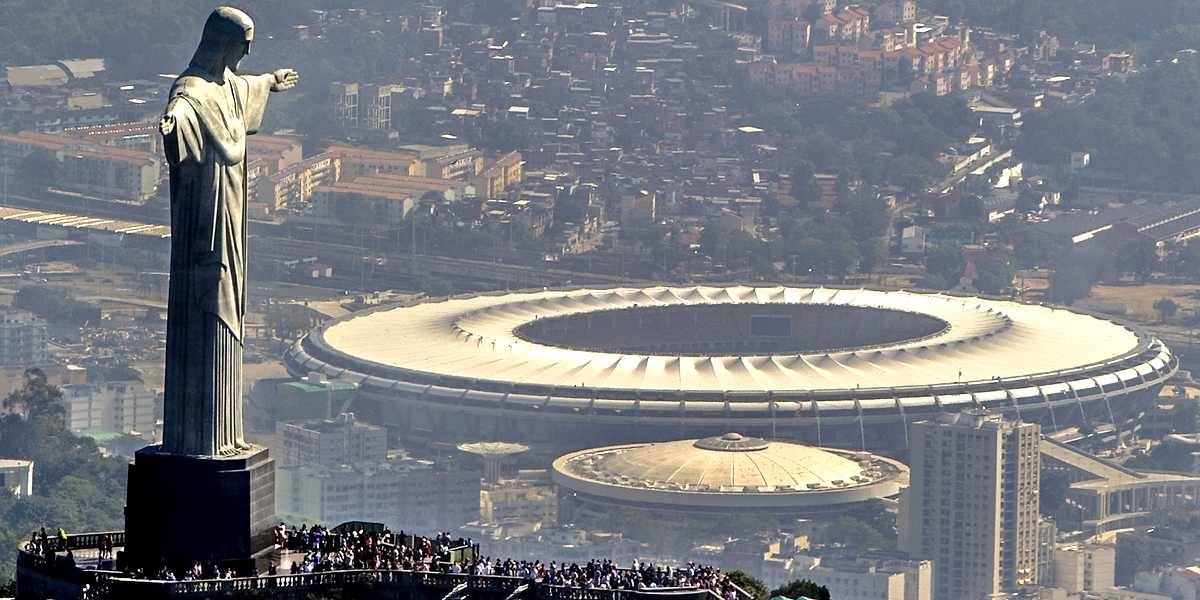 El estadio de Maracaná con la estatua