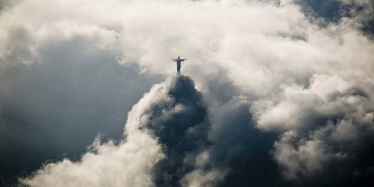 Cristo el Redentor en medio de las nubes