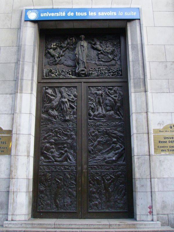 Puerta de la facultad de medicina