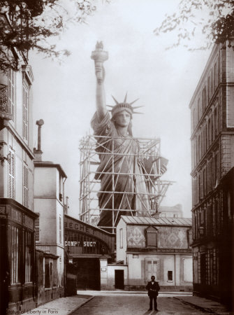 La estatua montada en pleno París