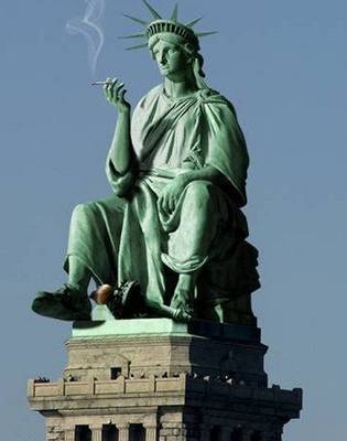 Estatua de la libertad sentada
