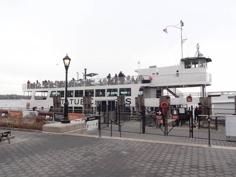 Un barco de la estatua de crucero