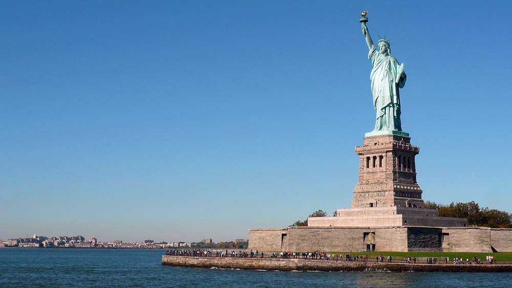 Estatua de la libertad en la isla de la libertad