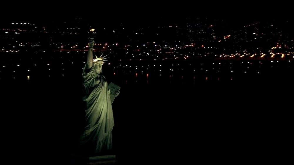 La estatua de la libertad en la noche