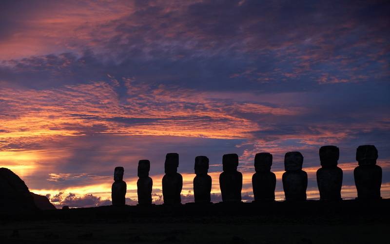 Moais De Isla De Pascua