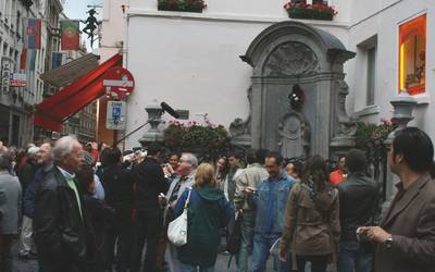 La multitud frente al Manneken Pis