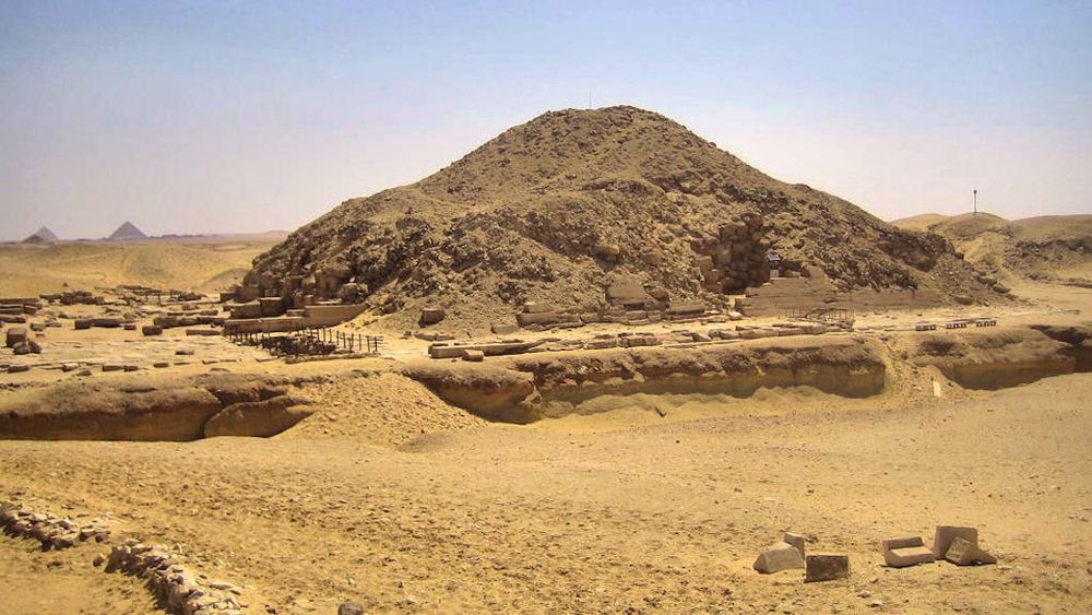 Pirámide con textos de Ounas