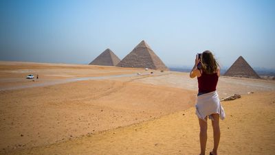 Turista en la meseta de Guiza