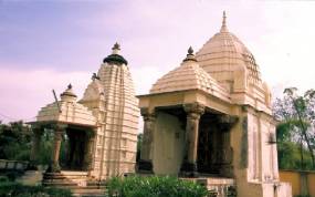 Los templos del sector este: Adinath