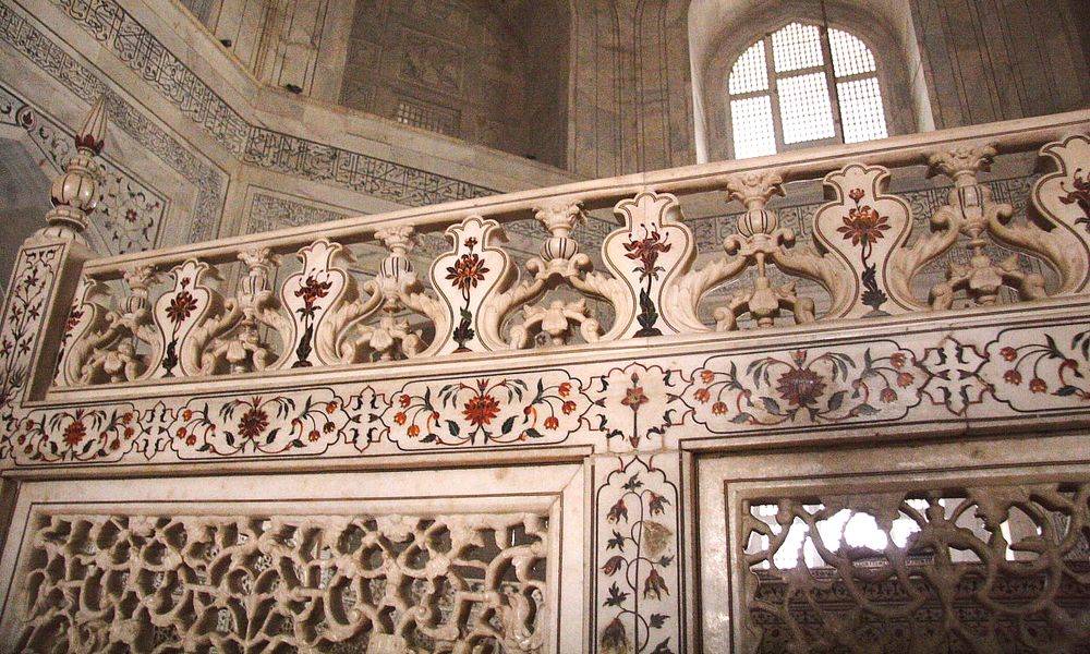 El friso de la barandilla dentro del Taj Mahal