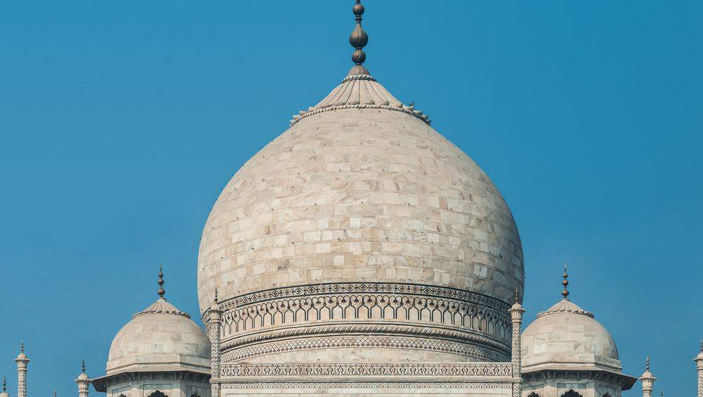 La cúpula bulbosa del Taj Mahal
