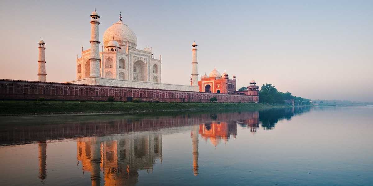 El Taj Mahal y el río