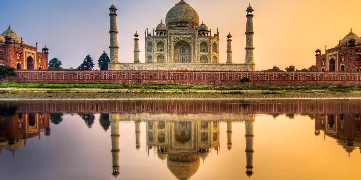El Taj Mahal reflejando