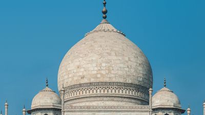 La cúpula bulbosa del Taj Mahal