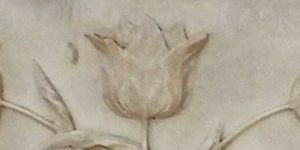 Tulipanes grabados en el mausoleo