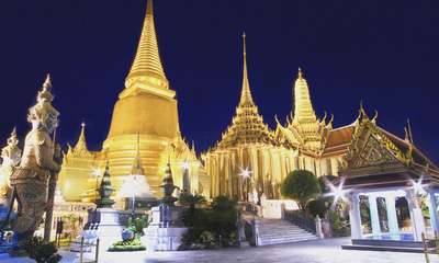 Templo del Buda de Esmeralda en la noche