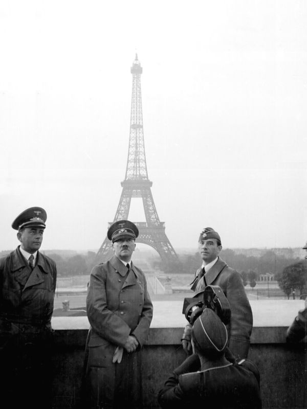 Hitler frente a la torre Eiffel
