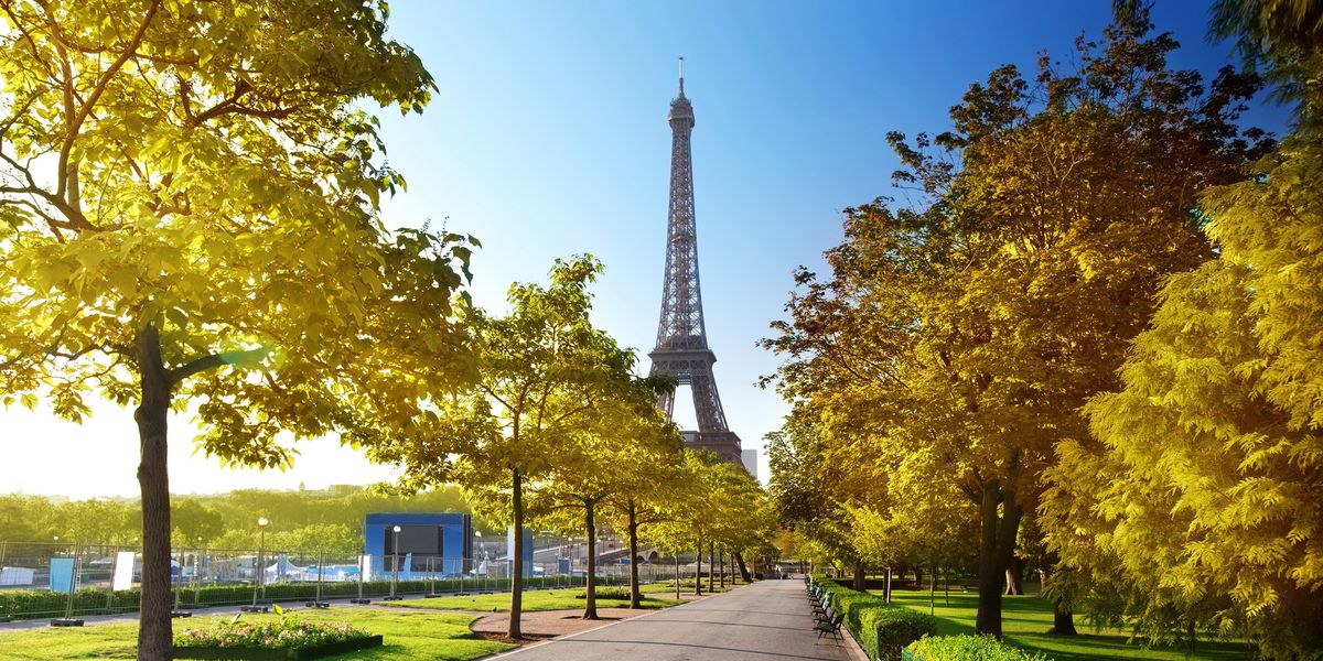 La Torre Eiffel en un día de primavera