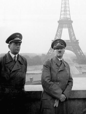 Hitler frente a la torre Eiffel