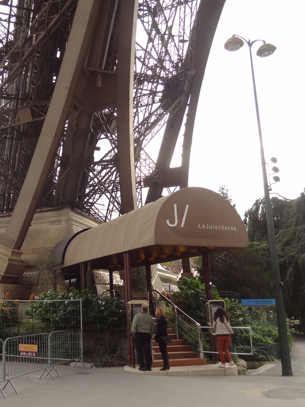 La entrada al restaurante 'Le Jules Verne'.